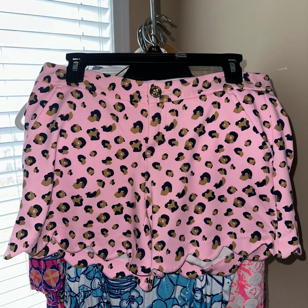 Adorable Lilly Pulitzer leopard print scalloped shorts 🐆🐆🐆